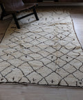 Berberteppich TRIBAL 1,53 x 2,62 m im Raum vor einem braunen Ledersessel