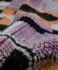 Umgeschlagener Rand: weicher Flor in Lila, Schwarz und Orange