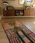 Langer Azilal-Läufer in Rosé und Neon vor einem Sideboard aus Holz