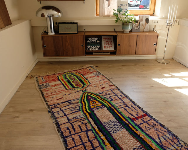 Langer Azilal-Läufer in Rosé und Neon vor einem Sideboard aus Holz