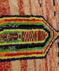 Detail: Motiv mit Rändern in Neongelb, Grün, Orange und Rot auf Rosé