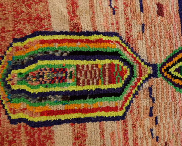Detail: Motiv mit Rändern in Neongelb, Grün, Orange und Rot auf Rosé