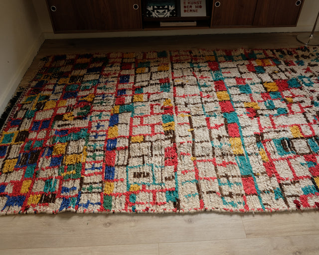 Vintage-Azilal-Teppich 1,65 x 2,90 m von oben: Gittermuster in Rot, Türkis, Blau, Gelb und Braun auf Naturweiß