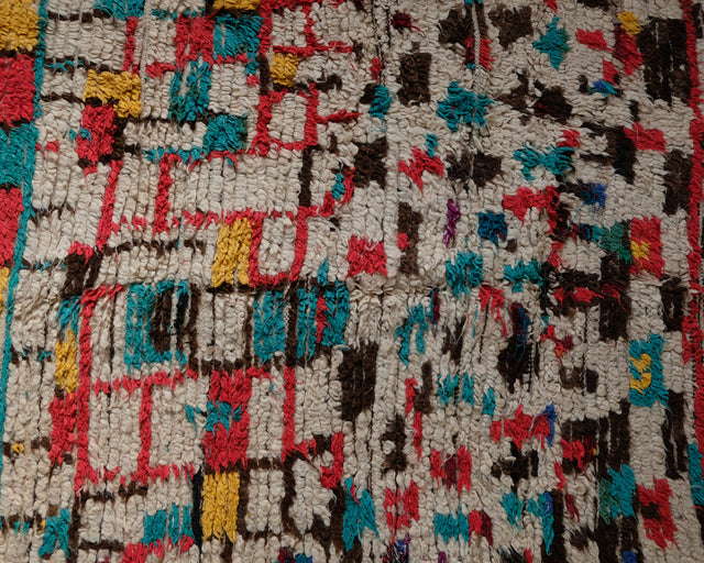 Musterdetail des Vintage-Azilal: unregelmäßige rote und braune Linien mit türkisen und gelben Akzenten