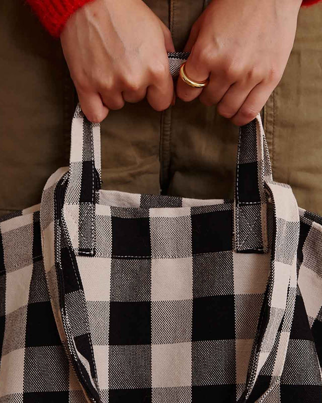 Nahaufnahme der abgesteppten Henkel der Tote Bag ELISA in Big Vichy Greige