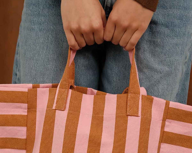 Nahaufnahme der Henkel in Karamell und der waagerechten Streifen am Seitenteil der Tote Bag ELISABETH