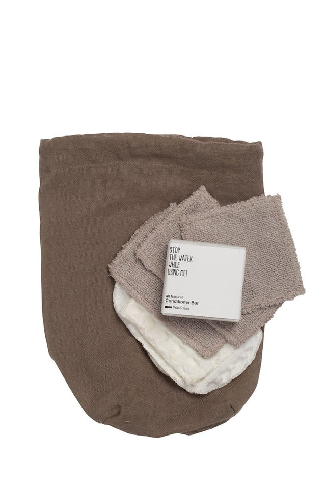 Kleinster Stoffbeutel aus 100%  Bio-Baumwolle, waschbar und für alle möglichen Zwecke verwendbar. Hier mit einem Stück fester Seife und wiederverwendbaren Waschlappen.