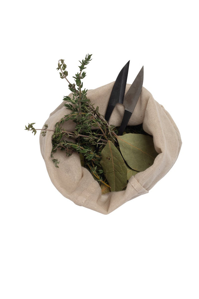 Stoffbeutel aus 100%  Bio-Baumwolle, gefüllt mit Kräuterschere und Kräutern und Gewürzen.