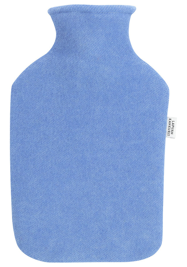 Wärmflasche mit blauem Wollbezug, freigestellt