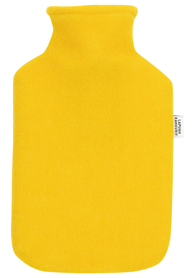 Wärmflasche mit gelbem Wollbezug, freigestellt