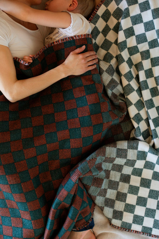 SHAKKI Wolldecke in Grün-Rot-Weiß, drapiert