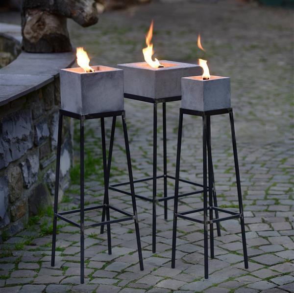 Alle drei eckigen Betonfeuer auf Ständern  mit entzündeter Flamme.